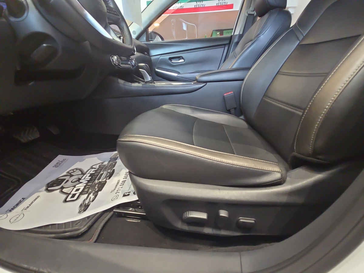 2025 Nissan Sentra 4p SR Platinum Bi-tono L4/2.0 Aut