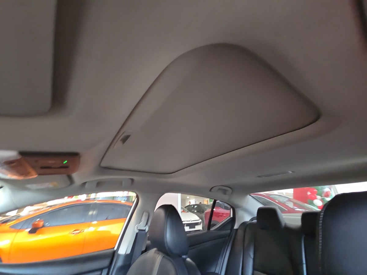 2025 Nissan Sentra 4p SR Platinum Bi-tono L4/2.0 Aut