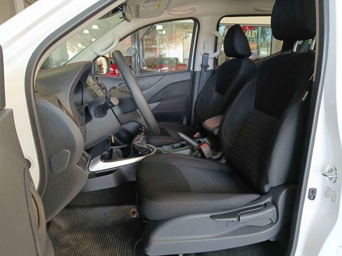 2025 Nissan Frontier 4p XE L4/2.5 Man