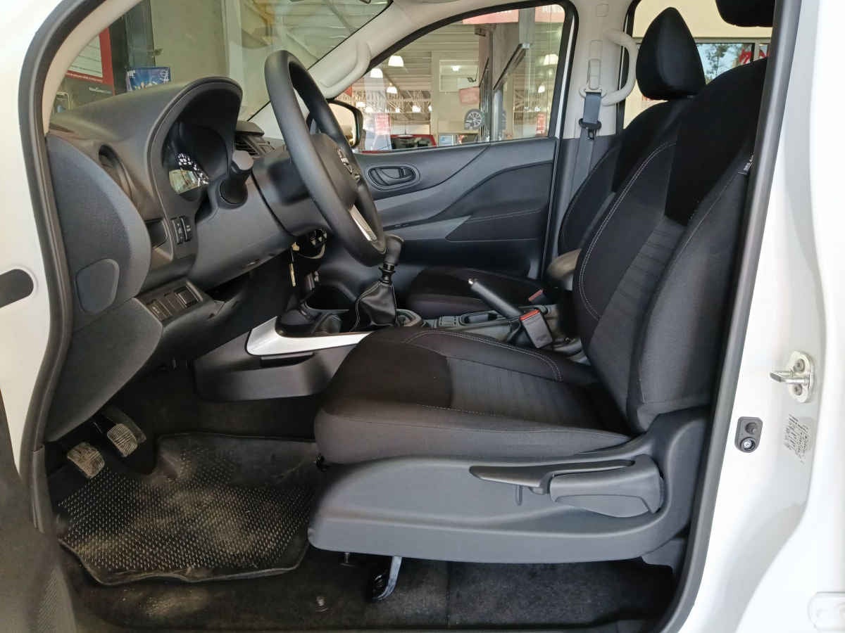 2025 Nissan Frontier 4p XE L4/2.5 Man