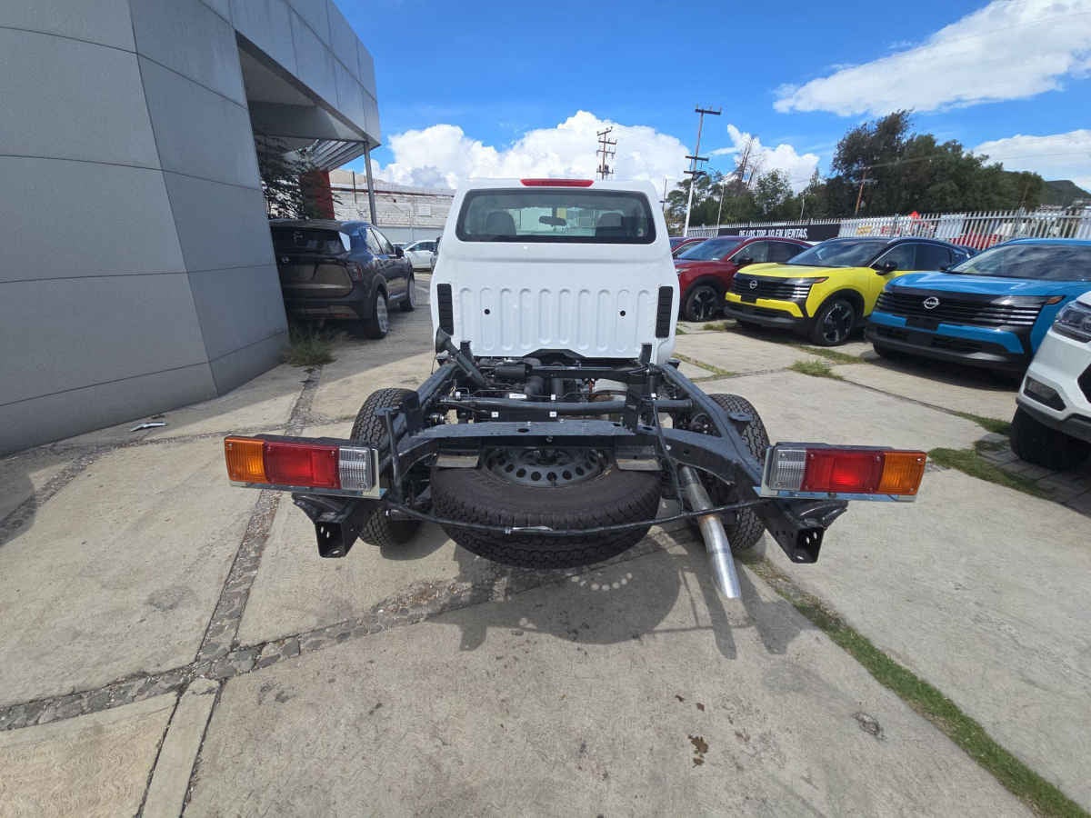 2026 Nissan Chasis Cabina NP300 2p L4/2.5 Man A/A VDC