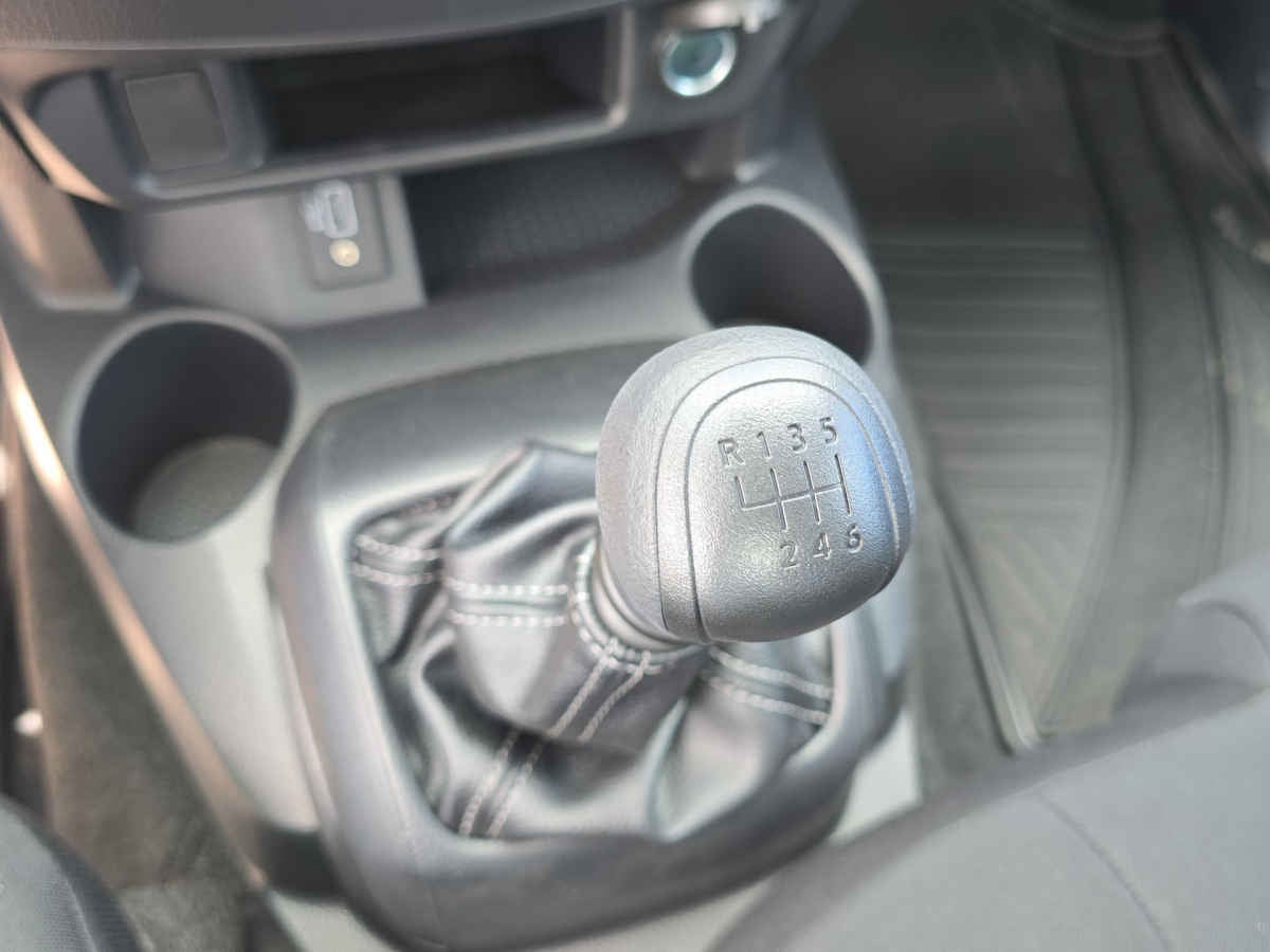 2026 Nissan Chasis Cabina NP300 2p L4/2.5 Man A/A VDC