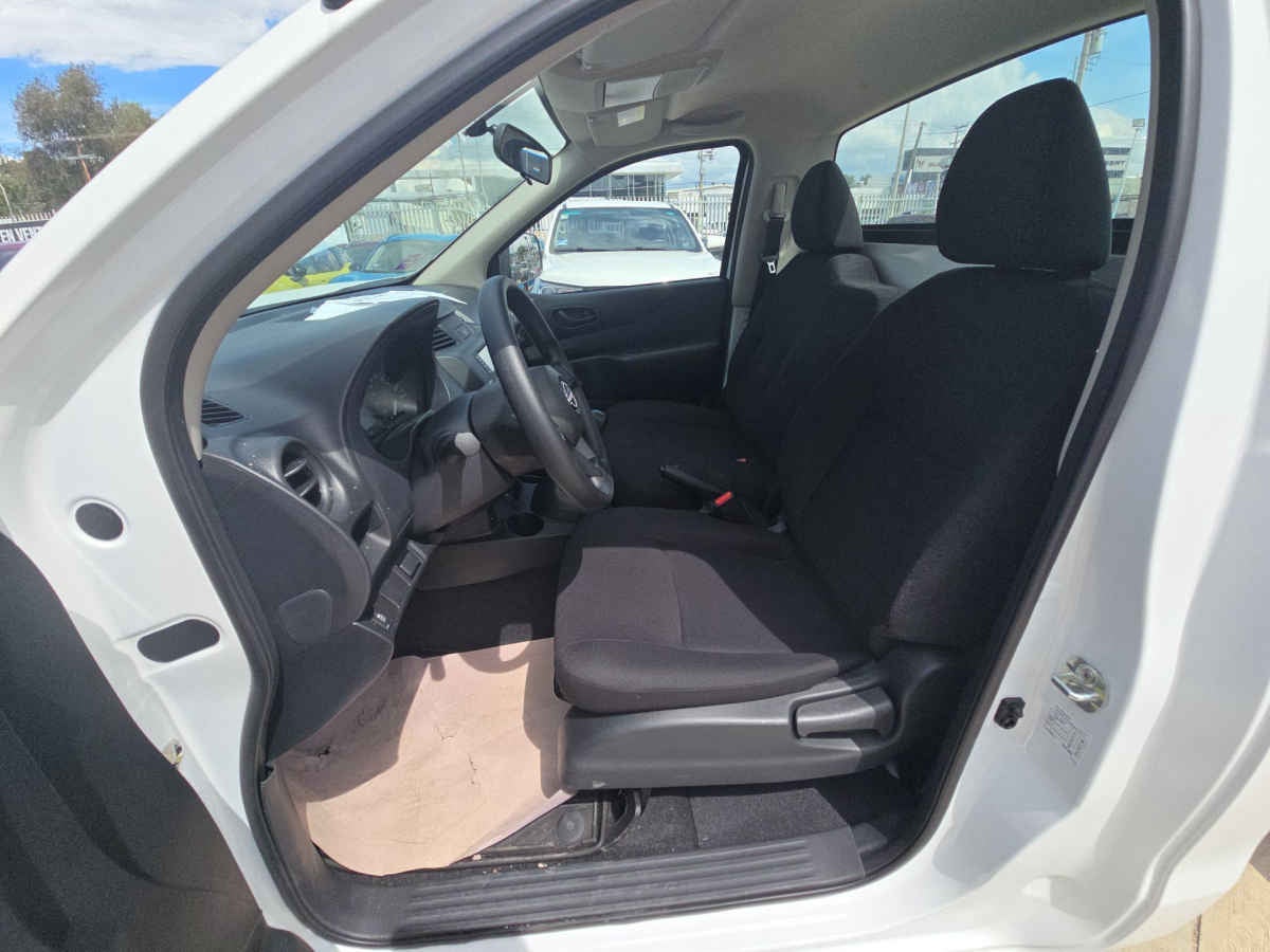 2026 Nissan Chasis Cabina NP300 2p L4/2.5 Man A/A VDC